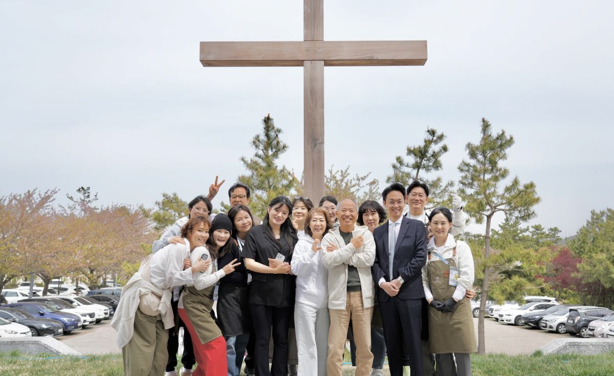 참석자들이 기념촬영에 임하고 있다. 맨 앞줄 오른쪽에서 3번째는 김병삼 만나교회 담임목사. 만나교회