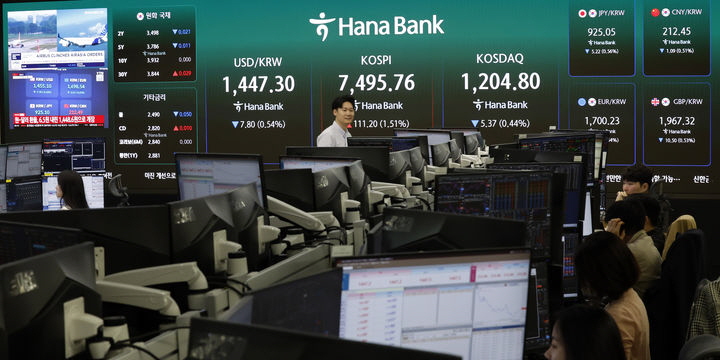 코스피가 전 거래일(7384.56)보다 114.51포인트(1.55%) 상승한 7499.07에 개장한 7일 오전 서울 시내 한 은행 전광판의 모습.