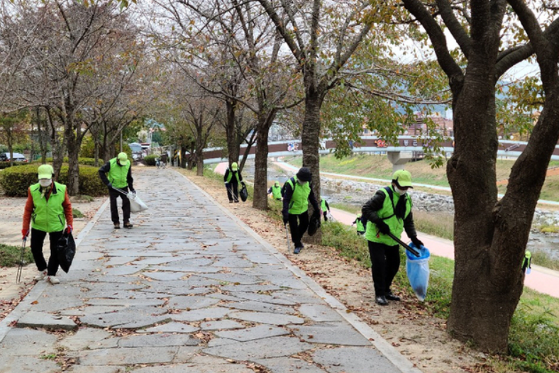 충북 영동군이 시행하는 노인 사회활동지원사업이 고령화 시대에 접어든 농촌지역에 활력을 불어넣고 있다