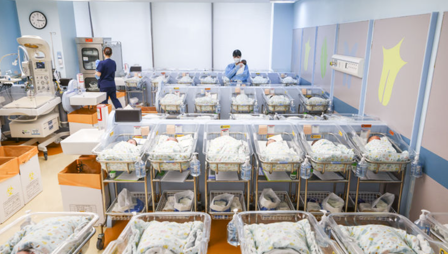 지난 4월 22일 경기 고양시 CHA의과학대학교 일산차병원 신생아실에서 간호사가 신생아들을 돌보고 있는 모습