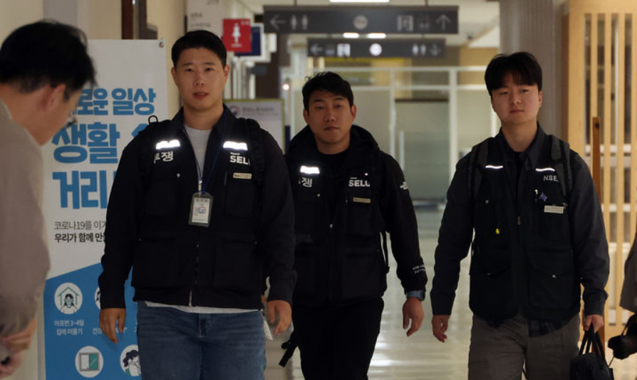 삼성전자 노조 대표로 초기업노동조합 삼성전자 지부 최승호 위원장 등이 사후조정 절차가 열리는 세종시 정부세종청사 중노위 조정회의실로 향하고 있다