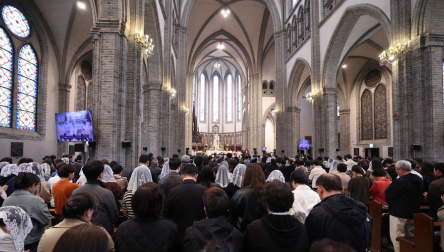 주교좌 명동대성당에서 열린 '주님 부활절 대축일 미사'에 참석한 신자들이 미사를 드리고 있다