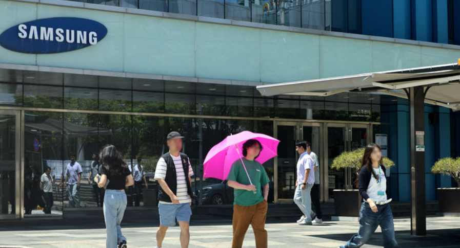 삼성전자 노사 임금협상 잠정합의안 찬반 투표 시작일인 22일 점심시간 경기 수원시 영통구 삼성전자 앞에서 직원들이 이동하고 있다