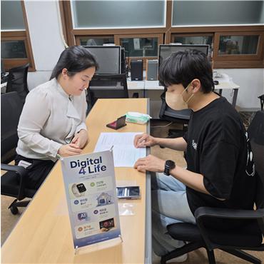 디지털 기기를 대여하는 모습