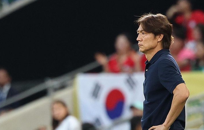 24일(현지 시간) 멕시코 몬테레이 스타디움에서 열린 2026 북중미 월드컵 조별리그 A조 대한민국과 남아프리카공화국의 경기에서 대한민국 홍명보 감독이 경기를 지켜보고 있다. ⓒ뉴시스