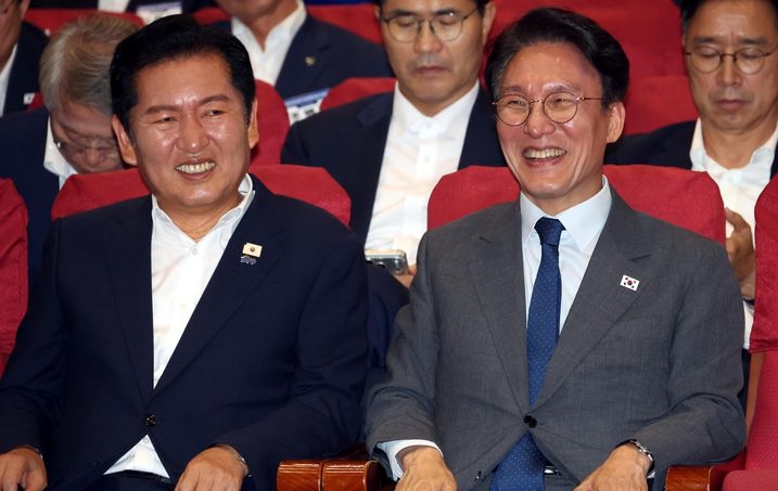 김민석 국무총리와 정청래 더불어민주당 대표가 21일 오후 서울 여의도 국회 의원회관 대회의실에서 열린 2026 6.3지방선거 단체장 당선자 워크숍에서 웃음을 터뜨리고 있다.