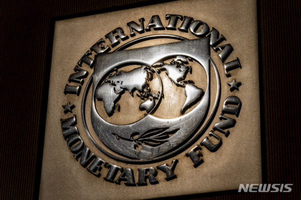 IMF 한국 AI 편중 경고 수출 타격 우려
