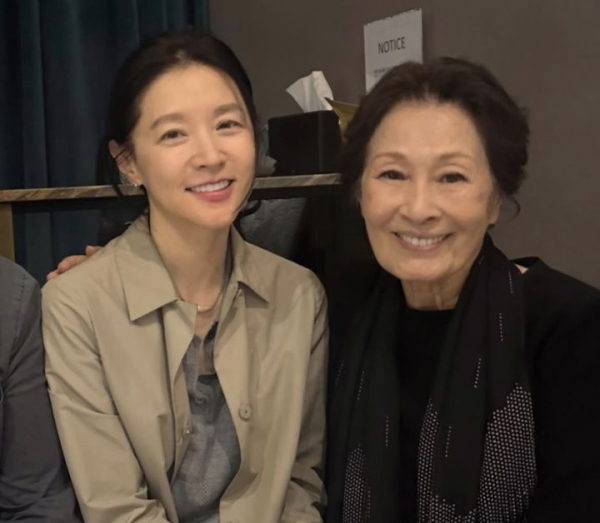 이영애, 김혜자와 환한 미소 담긴 사진 공개
