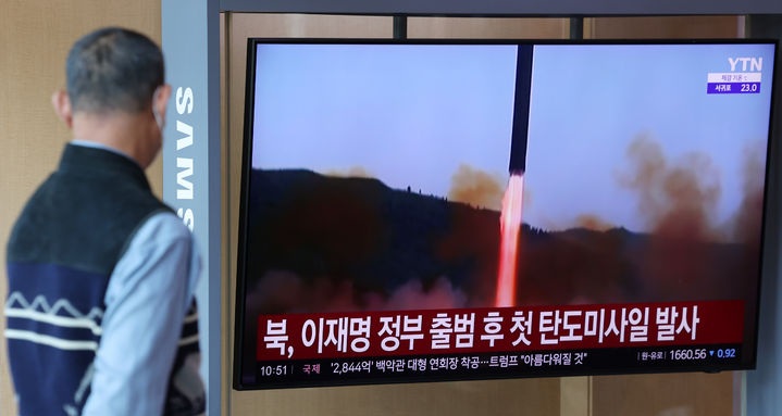 북한이 12일 오전 탄도미사일을 발사하며, 6일 만에 미사일 도발을 재개했다