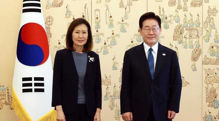 이재명 대통령이 12일 청와대에서 열린 주한대사 신임장 제정식에서 미셸 스틸 주한미국대사에게 신임장을 받고 기념 촬영을 하고 있다