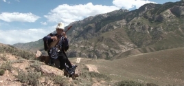 키르기스스탄의 한 유목민이 전통악기를 연주하고 있다.