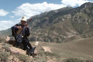 키르기스스탄의 한 유목민이 전통악기를 연주하고 있다.