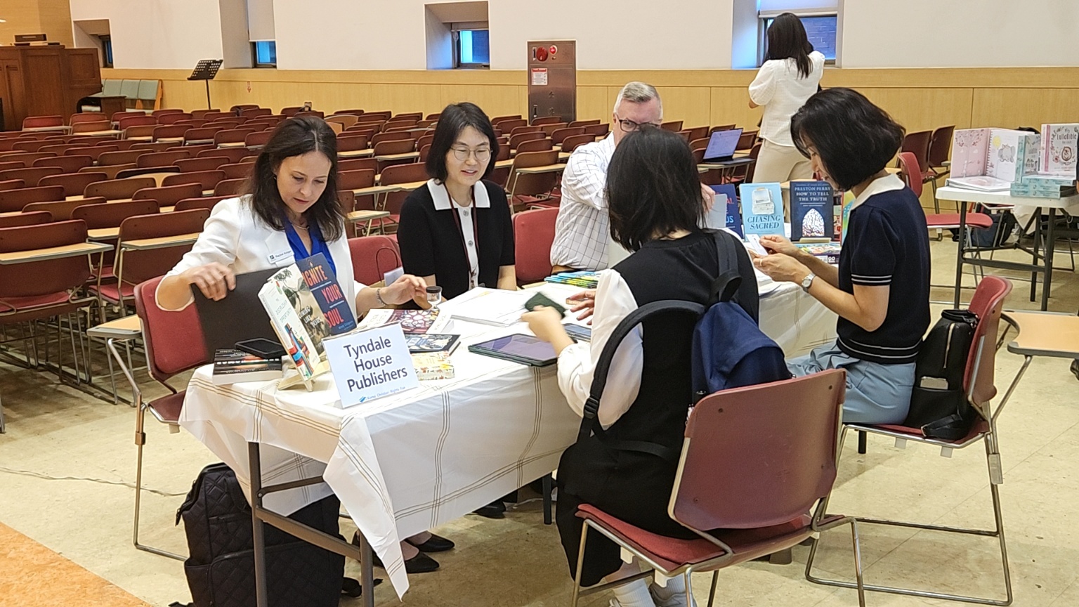 과거 열린 한국기독교저작권박람회에서 한국 출판사 관계자가 박람회에 참석한 출판사 관계자와 대화를 나누는 모습