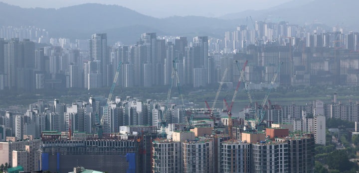 서울 용산구 남산에서 아파트 단지가 내려다 보이고 있다