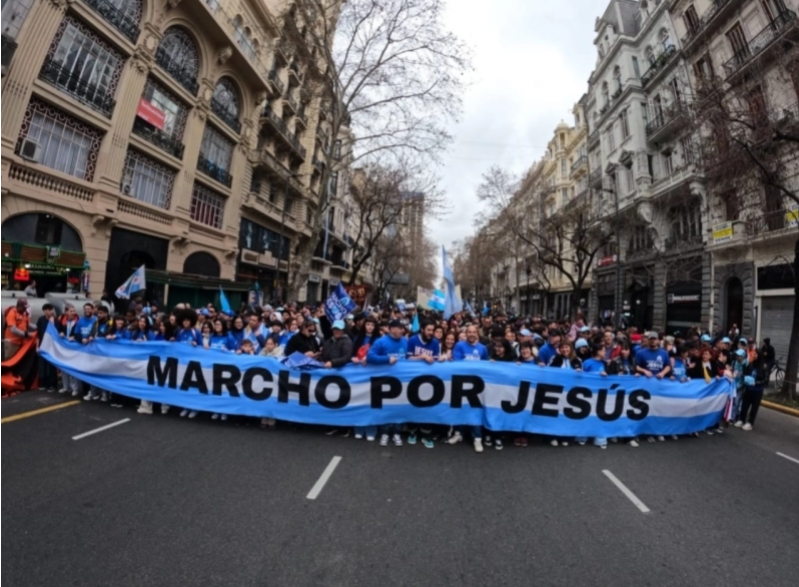 수천 명의 시민들이 ‘나는 예수님을 위해 행진합니다(I march for Jesus)’라는 문구가 적힌 아르헨티나 국기를 앞세우고 부에노스아이레스 도심을 지나 국회의사당을 향해 행진하고 있다