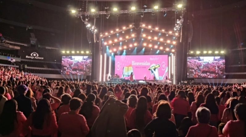 멕시코시티 아레나(Mexico City Arena)에 ‘성경과 우리(The Bible and Us)’ 행사에 참석한 수천 명의 여성들이 모였다