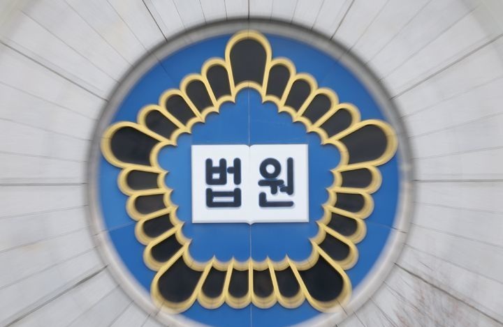 북한 공작원의 지령을 받고 탈북민, 현역 군인 등의 정보를 수집한 가상화폐 투자회사 운영자에게 실형이 선고됐다