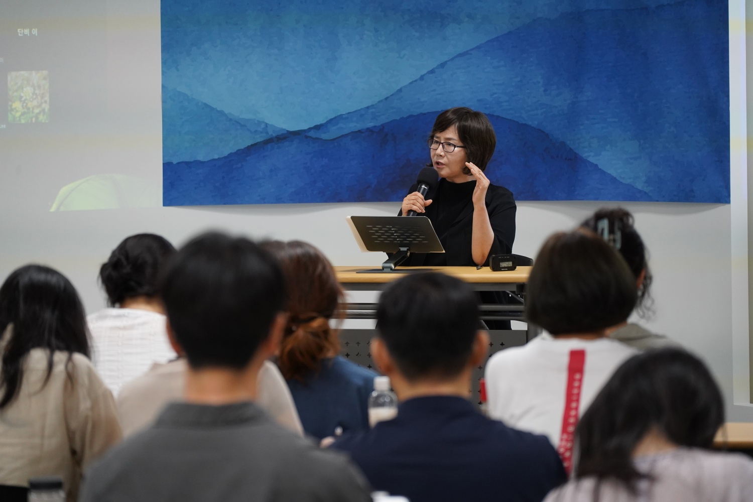 연구원에서 강의를 하고 있는 김리아 원장. ⓒ연구원 측 제공