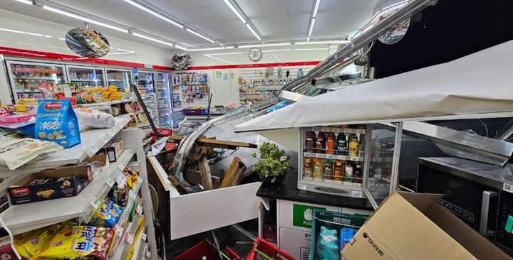 거제 편의점 덮친 SUV, 고령 운전 '페달 착각' 아찔