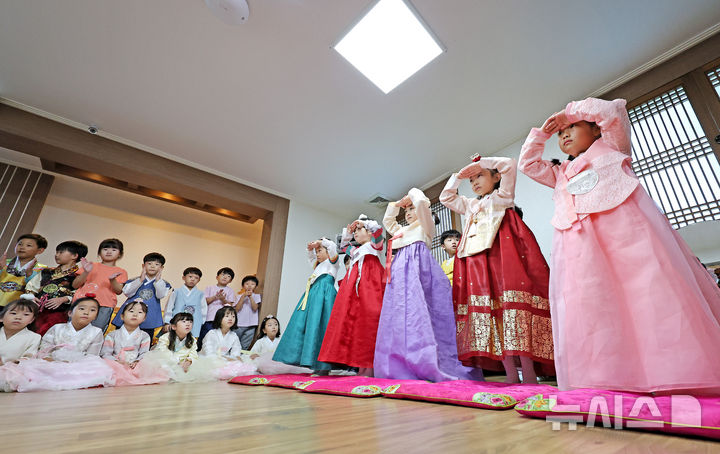 훌쩍 뛴 조카 용돈 부담…일상 소비마저 줄인다