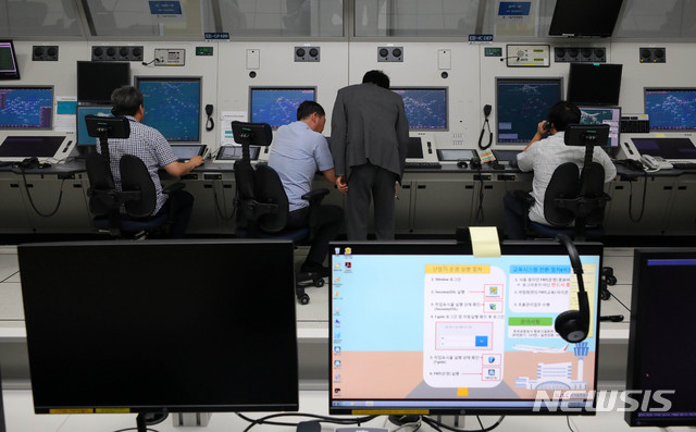 관제사 결원율 15.8%…월 80시간 초과근무