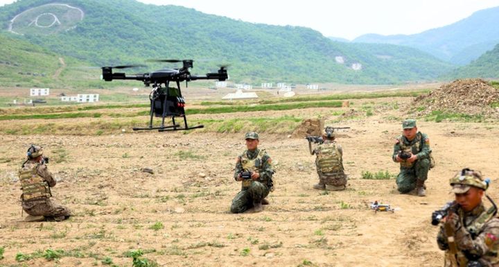 지난 5월  북한군 병사들이 평양 인근 강동 훈련장에서 드론 조종 시범을 보이고 있다