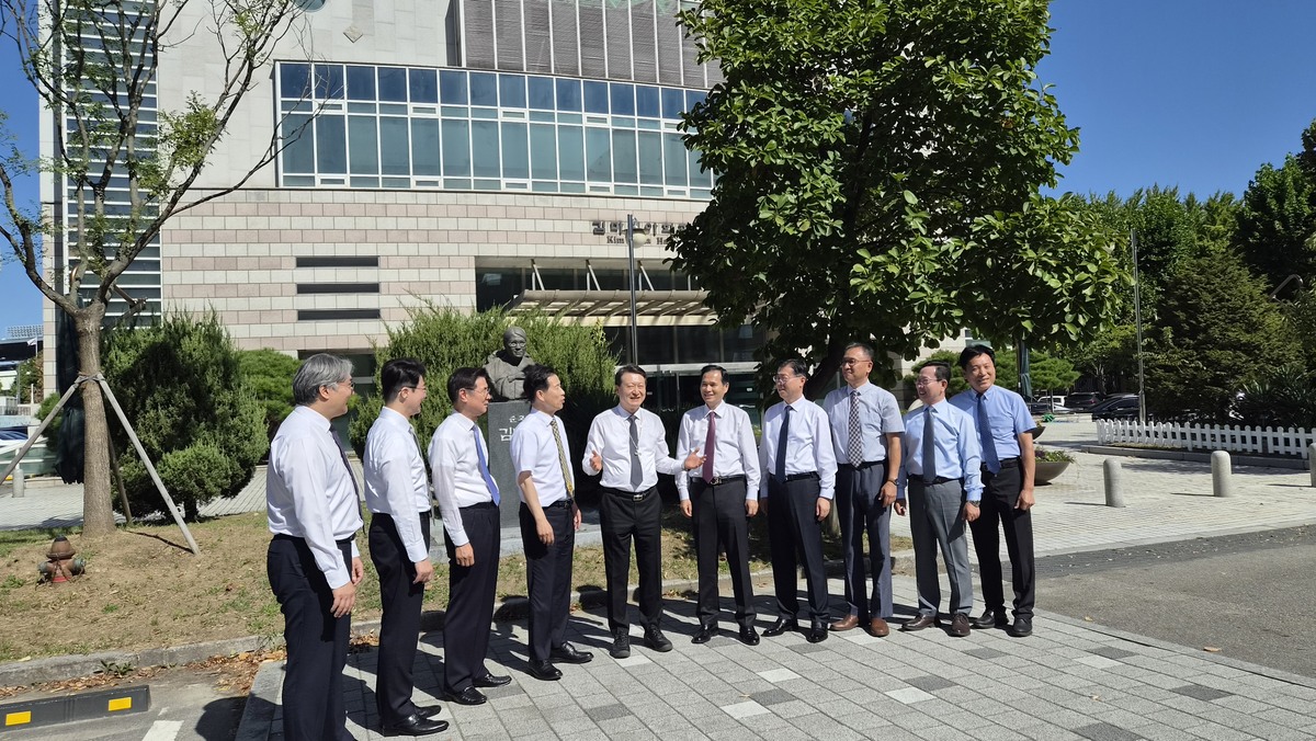 1일 서울 송파구 정신학원 마당에서 제111회기 임원진들이 단체사진 촬영에 임하고 있다. 왼쪽 다섯 번째는 예장통합 권위영 총회장.