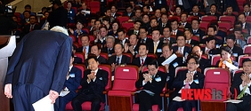 김한길 대표에게 박수치는 민주당 의원들