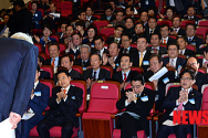 김한길 대표에게 박수치는 민주당 의원들