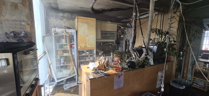 부산 금정구 카페서 리튬배터리 화재…10여 분만 진화