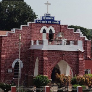 한국VOM 인도 중부 지역 교회들, “기독교인 전용. 그 외 방문객은 위험을 감수하고 입장”이라는 안내판 게시