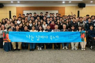 행사를 마치고 기념촬영에 임한 참석자들의 모습