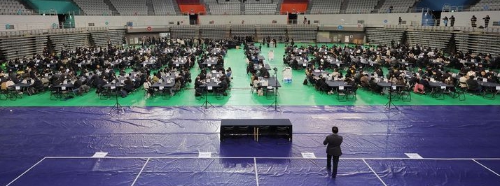 28일 선관위 특검의 6·3 지방선거 투표용지 공개검증이 열리는 서울 송파구 올림픽공원 핸드볼경기장 바닥에 서울시장, 송파구청장 등 송파구 선출직 공직자 직함이 붙어 있다