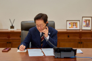 이재명 대통령이 29일 청와대에서 모하메드 빈 살만 빈 압둘아지즈 알사우드 사우디아라비아 왕국 왕세자 겸 총리와 통화를 하고 있다.