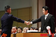 일본 방위대학교 졸업식 방문한 아베 총리