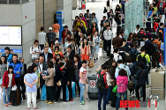 황금연휴 맞아 북적이는 인천국제공항