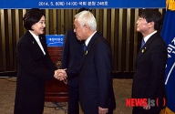당 지도부와 악수하는 박영선 신임 원내대표