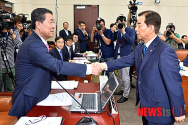 황진하 국방위원장과 한민구 국방장관 후보자