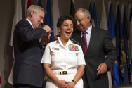 미 해군 첫 여성 대장 승진식