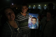 IS에 살해된 아들 사진 보이는 이라크 기독교인