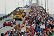 미국 노동절, 매키낵 다리 건너는 시민들
