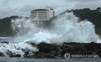 태풍 &#039;카눈&#039; 북상…제주 덮친 산더미같은 파도