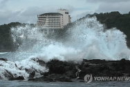 태풍 &#039;카눈&#039; 북상…제주 덮친 산더미같은 파도