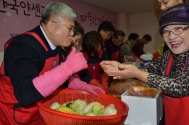 한국구세군 보건사업부담당관 이재성 사관 김치 담그기