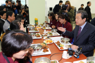 15.2.17 새누리당 김무성, 국회 환경미화원과 떡국 오찬