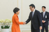 박근혜 대통령 접견한 일본 민주당 오카다 대표