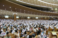 15일 연세중앙교회에서 열린 &#039;8.15 통일기도대성회&#039;에서 대회에 참석한 이들이 태극기를 흔들며 거대한 물결을 이루고 있다.