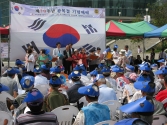 노숙자들과 함께 하는 &#039;해방 70주년 광복절 기념예배&#039;가 13일 낮 서울역광장 앞에서 열렸다.