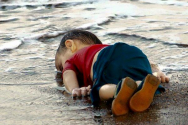 터키 해변에서 시신으로 발견된 3세 시리아 난민 꼬마 (포토 : 출처 = 트위터)