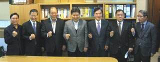 한국교계 국회평신도 5개단체 협의회 회장단이 10일 회의를 마친 후 기자들과 만난 자리에서 화이팅을 외치고 있다.